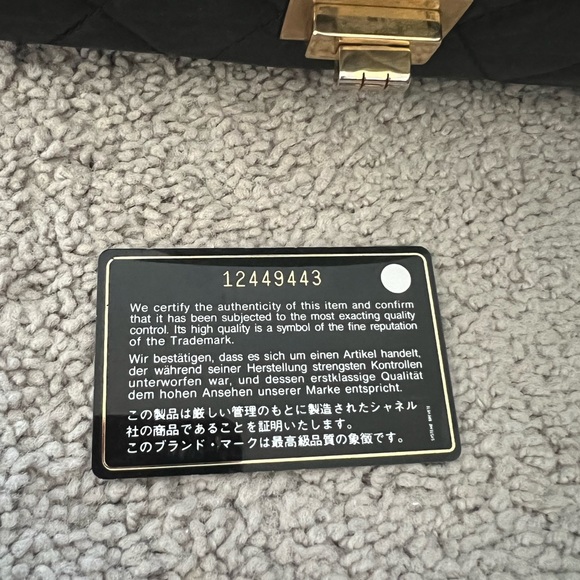 Authentic vintage Chanel maxi reissue Aged Calfskin & Gold-Tone Metal
Black - Picture 2 of 9